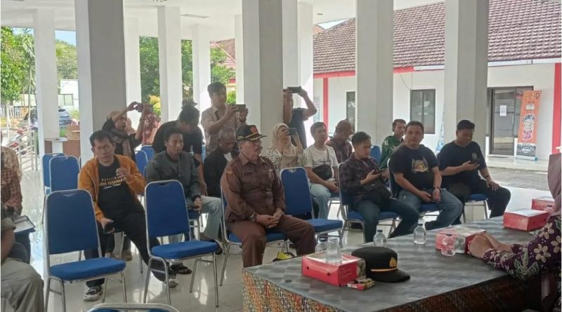 Dinas Sosial Kabupaten Jember menindaklanjuti dua makam pejuang di eks kantor Camat Tanggul, Kamis (20/6/2024).
