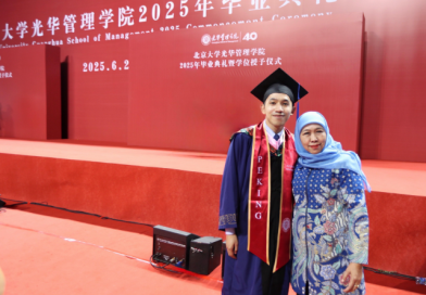 Gubernur Jatim Jadi Tamu Kehormatan di Peking University Tiongkok saat Hadiri Wisuda Sang Putra